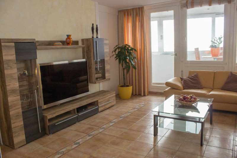 Wohnbereich mit Smart-TV in der Ferienwohnung Stella Marina